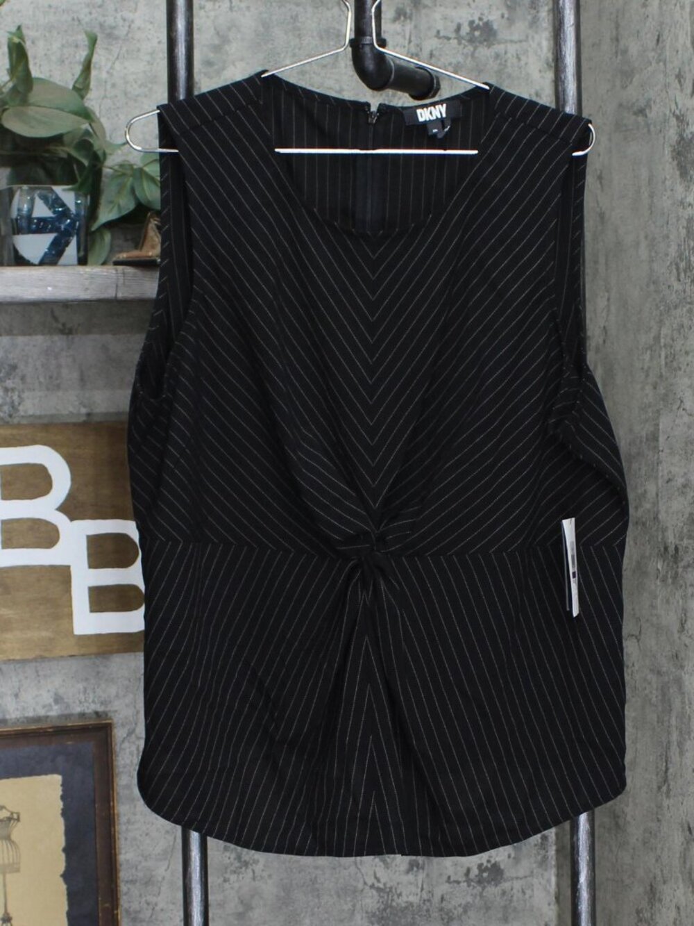 Dkny Women S Pinstripe Sleeveless Twist Front Top Uh3Ts214 2Xl Sz 2XL